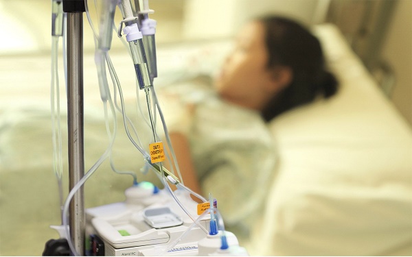 Bệnh nhân nằm điều trị truyền dịch trên giường bệnh
