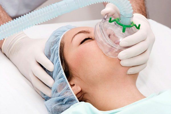 Bệnh nhân được hỗ trợ thở bằng mặt nạ oxy