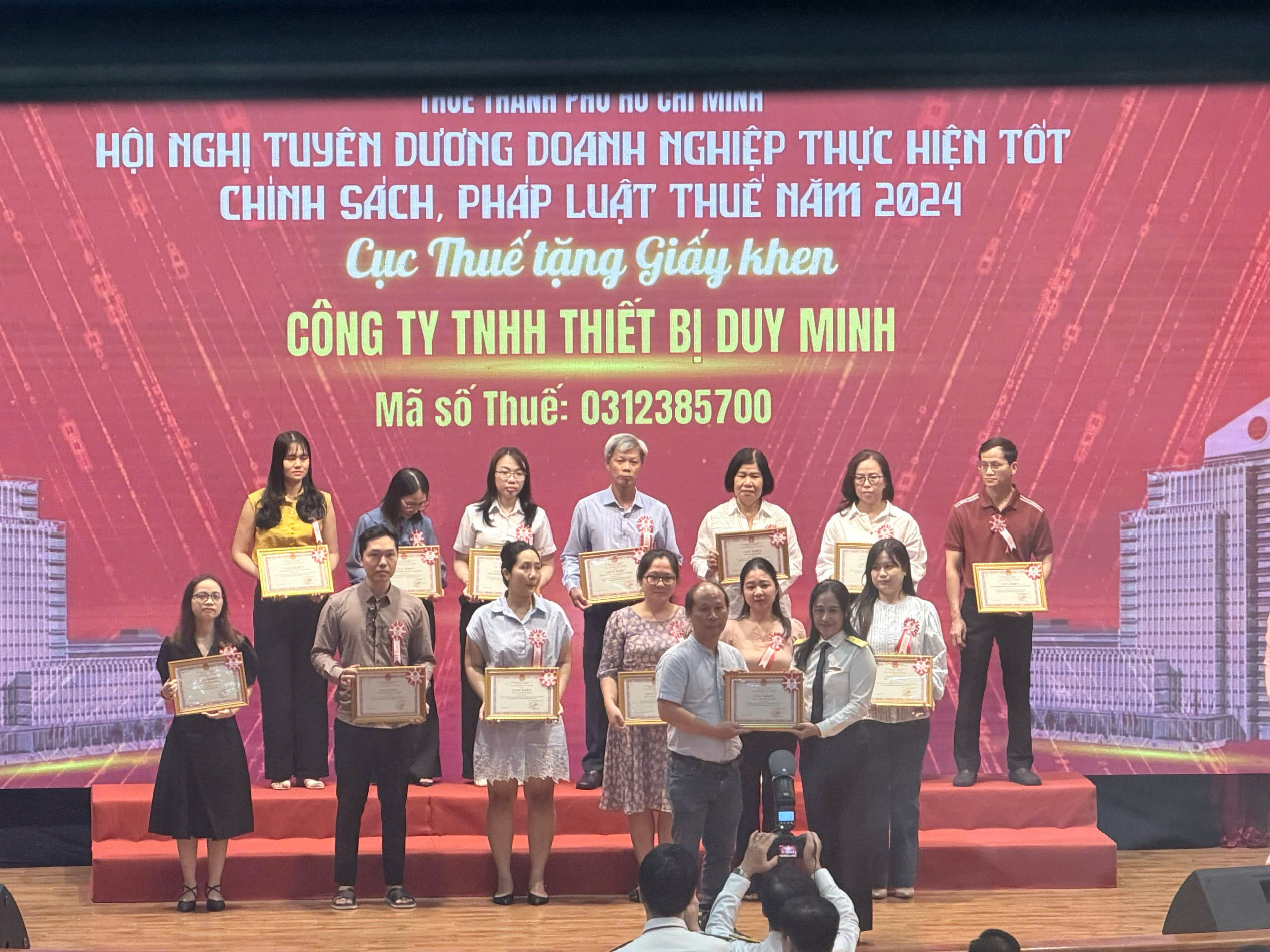 Đại diện Công ty TNHH Thiết bị Duy Minh nhận Giấy khen của Cục Thuế tại Hội nghị tuyên dương doanh nghiệp thực hiện tốt chính sách, pháp luật thuế năm 2024