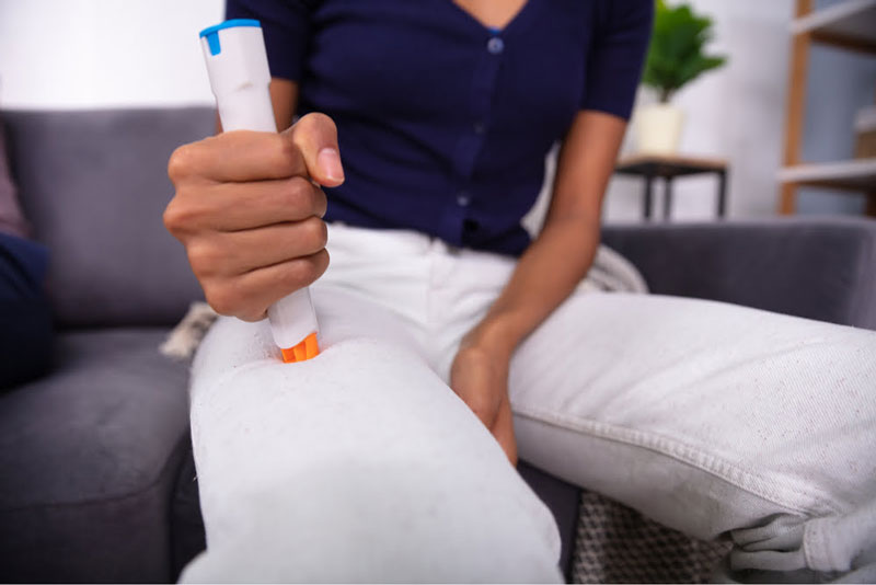 Người bệnh tự tiêm bút tiêm epinephrine vào đùi khi bị sốc phản vệ