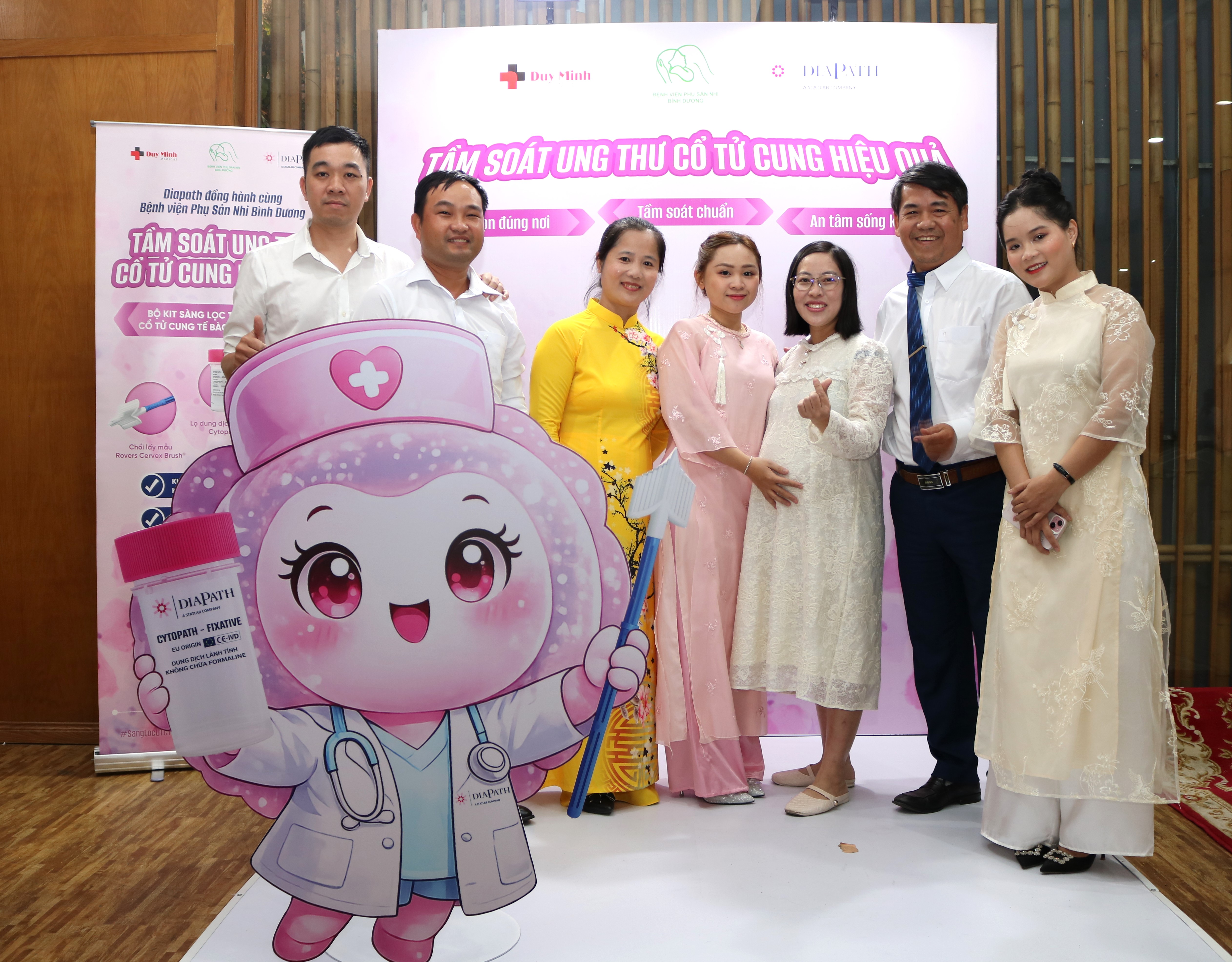 Đại biểu chụp ảnh tại gian "Tầm soát ung thư cổ tử cung hiệu quả" của Duy Minh và Diapath