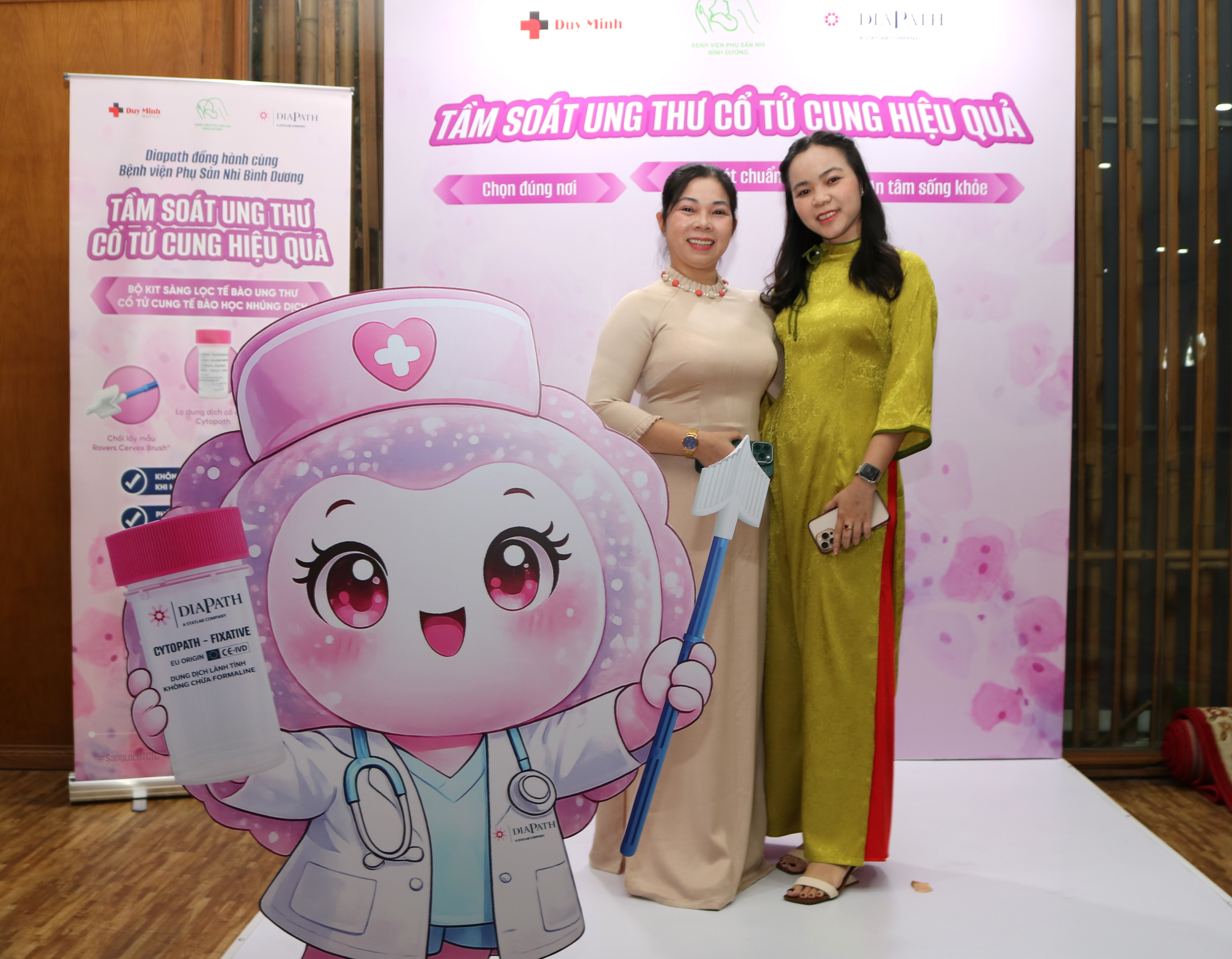 Hai nữ đại biểu mặc áo dài chụp ảnh tại gian tầm soát ung thư cổ tử cung của Duy Minh và Diapath