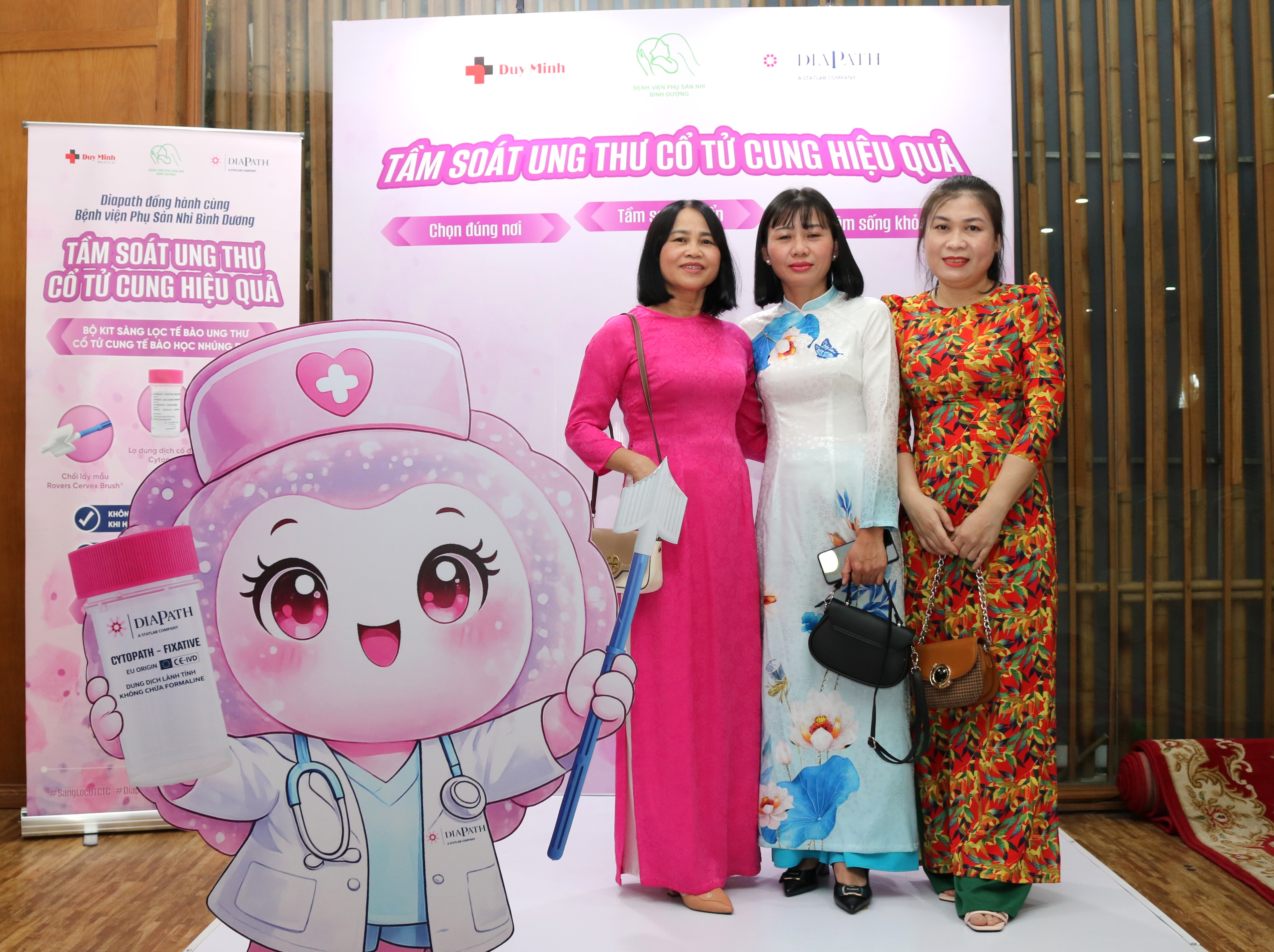 Ba nữ đại biểu mặc áo dài chụp ảnh tại gian tầm soát ung thư cổ tử cung của Duy Minh và Diapath