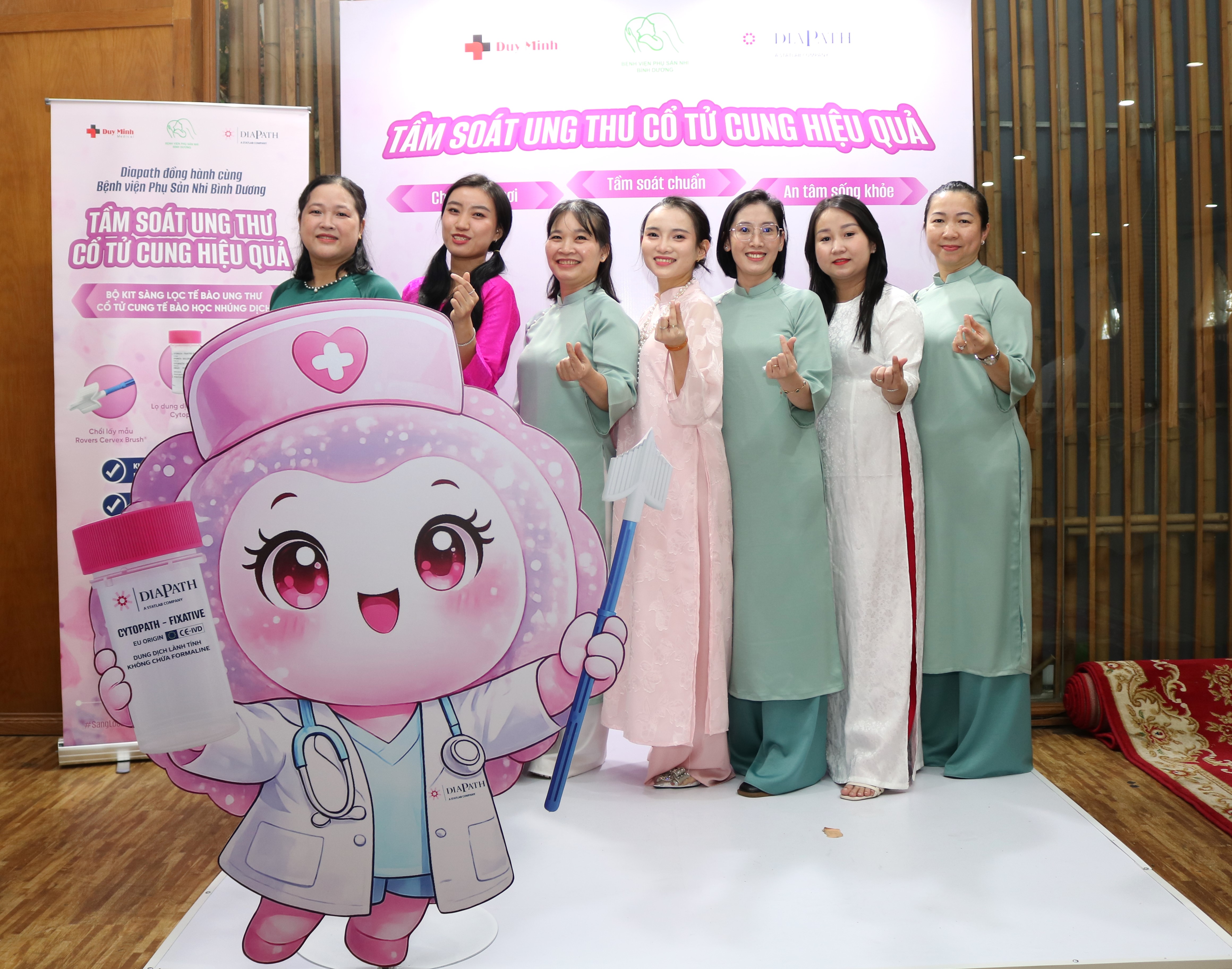 Các nữ đại biểu mặc áo dài chụp ảnh tại gian tầm soát ung thư cổ tử cung của Duy Minh và Diapath