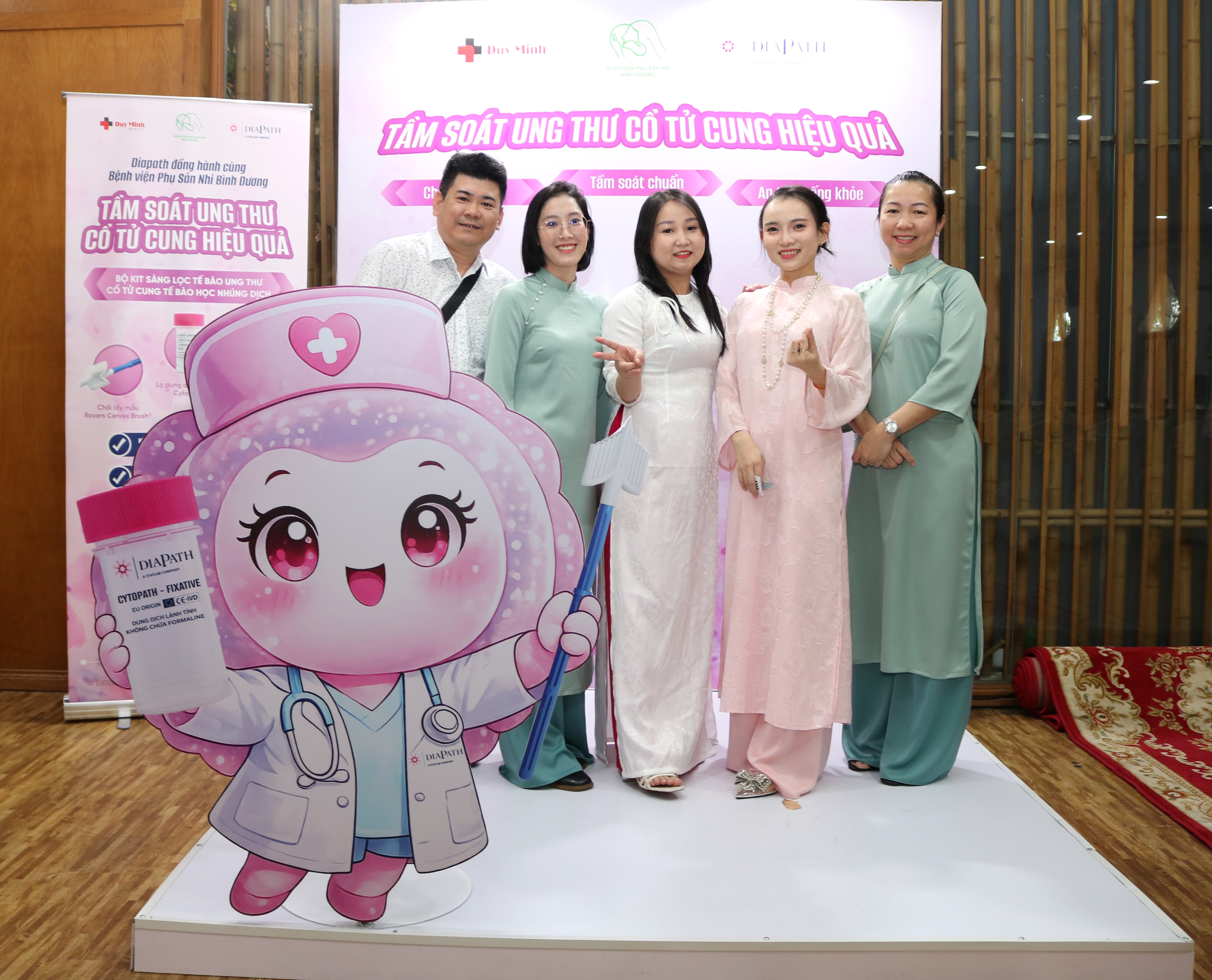 Đại biểu chụp ảnh lưu niệm tại gian tầm soát ung thư cổ tử cung của Duy Minh và Diapath