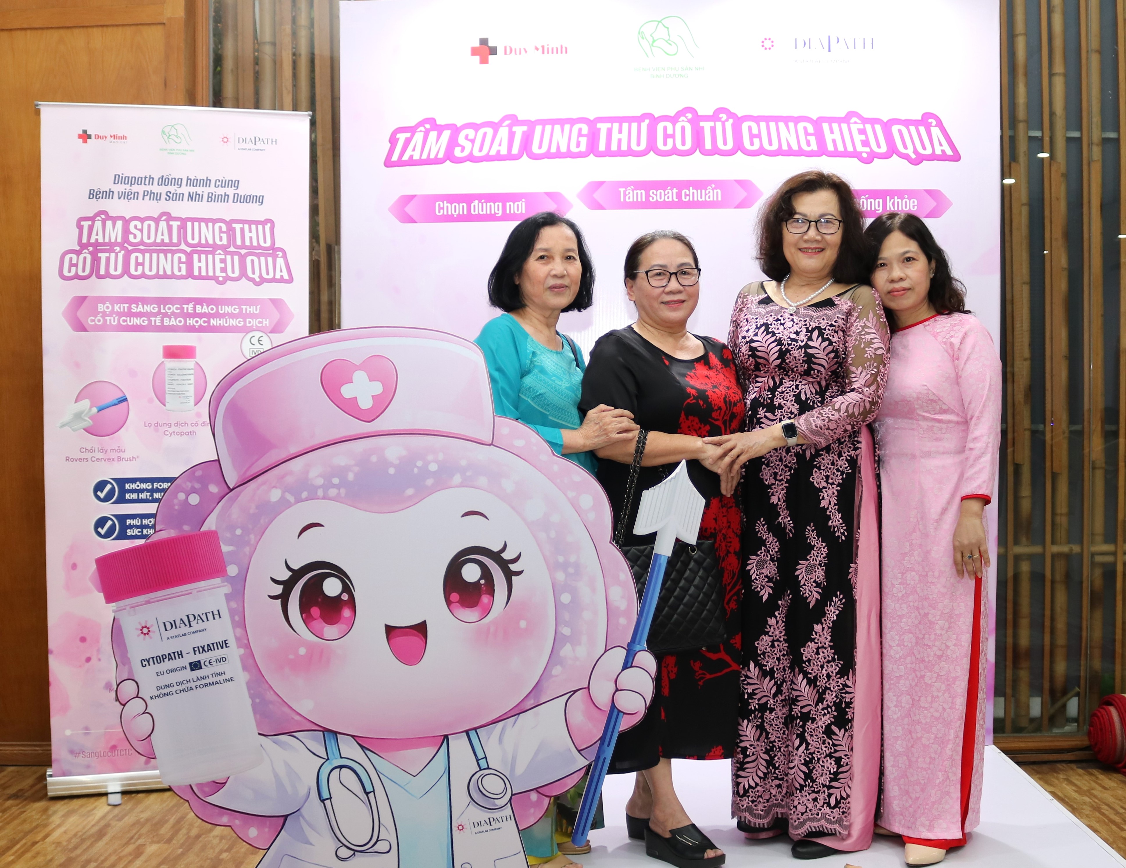 Bốn nữ đại biểu chụp ảnh tại gian tầm soát ung thư cổ tử cung của Duy Minh và Diapath