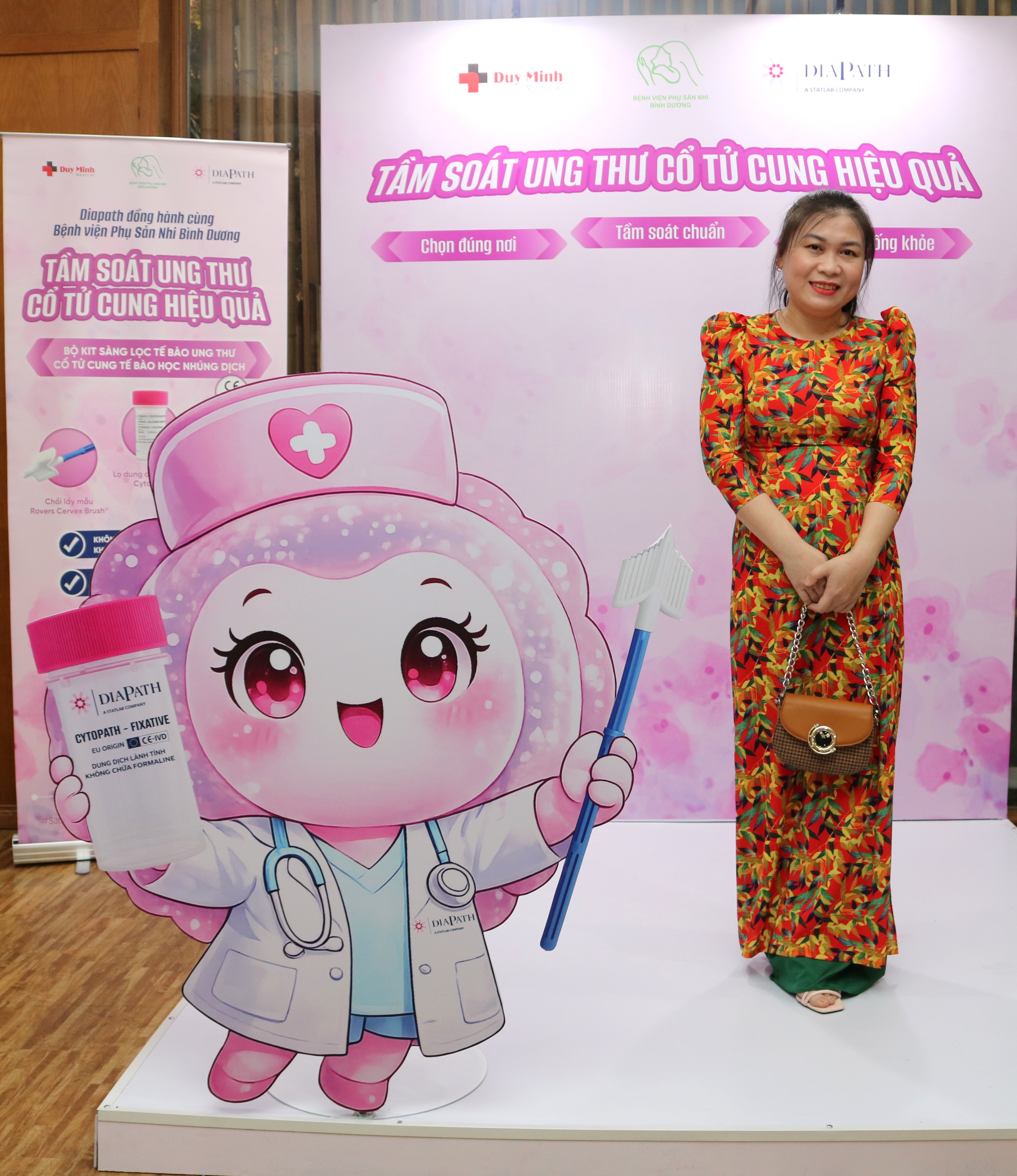 Đại biểu mặc áo dài hoa chụp ảnh tại gian tầm soát ung thư cổ tử cung của Duy Minh
