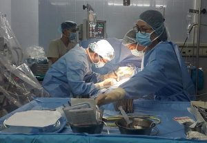 Ê-kíp bác sĩ đang phẫu thuật tim trong phòng mổ