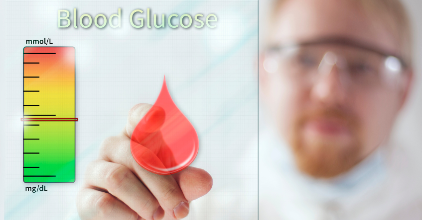 Bác sĩ chỉ vào giọt máu cạnh thang đo đường huyết (blood glucose)