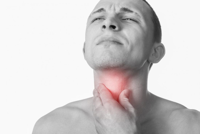 Người đàn ông ôm cổ họng, vùng đau được tô đỏ