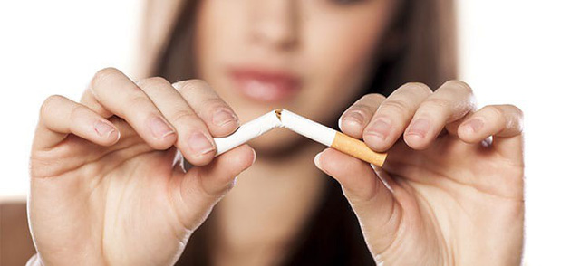 Hai tay bẻ gãy điếu thuốc lá, biểu tượng bỏ thuốc lá